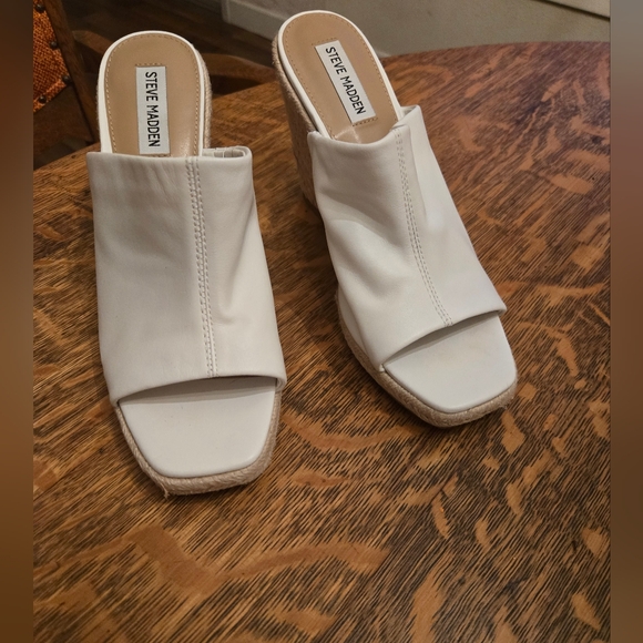 Steve Madden White Wedge Leather Sandals - Picture 2 of 4